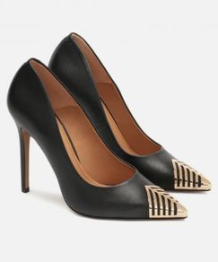Leather pumps with a metal toe