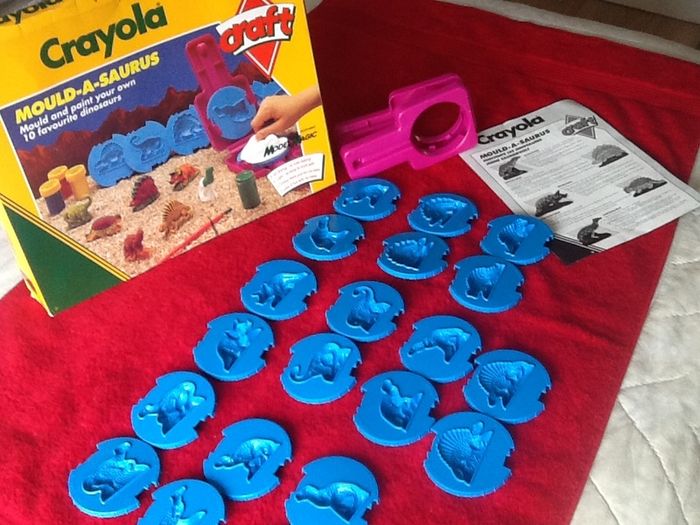 CRAYOLA - Mould-A-Saurus... With 10 moulds  & press !