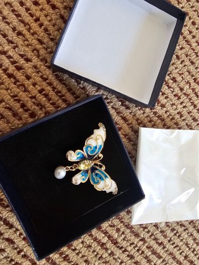 Brand New real pearl brooch