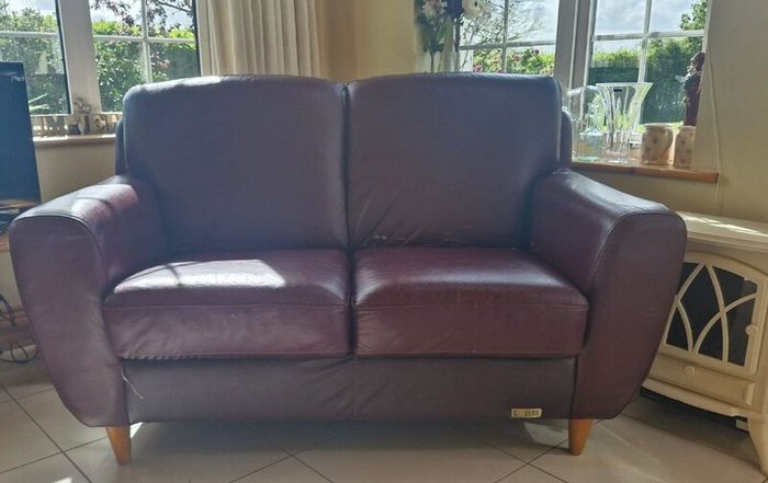 2 seater couches x 2. Extendable dining table
