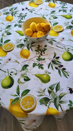 Round tablecloth.  143cm. 100% cotton