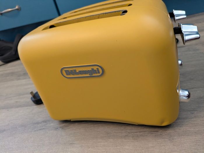 Mustard yellow 4 slice toaster and bread bin