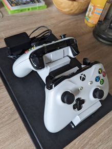 2 Xbox One controllers with charging station