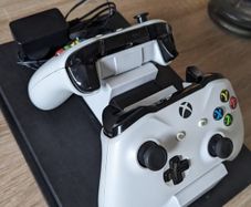 2 Xbox One controllers with charging station