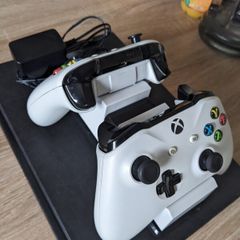 2 Xbox One controllers with charging station