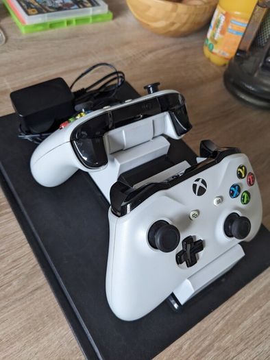 2 Xbox One controllers with charging station