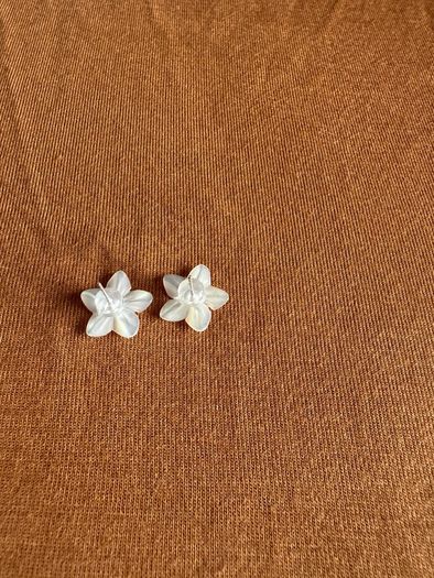 Mother of Pearl snd Natural Diamond Earring
