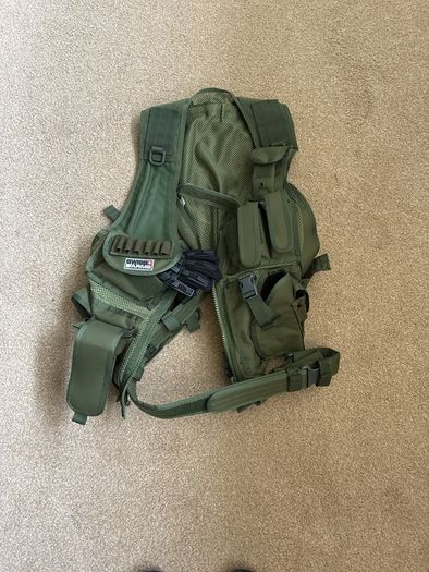 airsoft vest and gloves