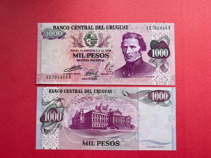 Uruguay 1000 Pesos. 1974  Pick  52b   ( Uncirculated )