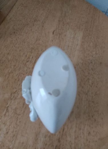 Unknown Vase in excellent condition with beautiful white roses
