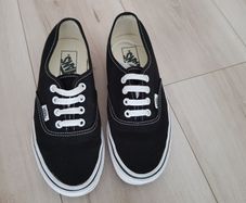 Plain black women's Vans size 4