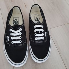 Plain black women's Vans size 4