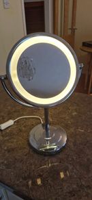 Magnifying beauty mirror