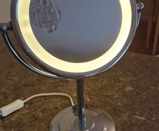 Magnifying beauty mirror