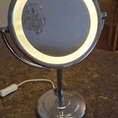 Magnifying beauty mirror