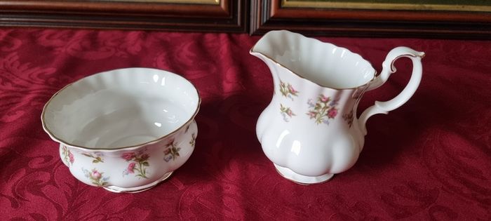 92 Pc. Royal Albert Winsome Bone China Gold Gilt Dinner, Coffee And Tea Service / Set For 12 Person Setting Made In England