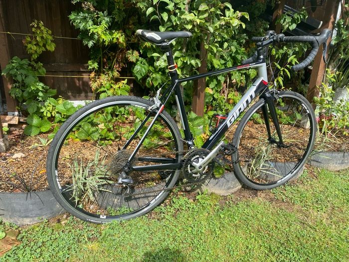 Like new Giant Defy 5 ML 700x25c wheels 2x8=16 speed 21 inch frame very good condition