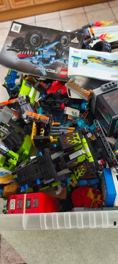 Box of random lego About 6 KG,