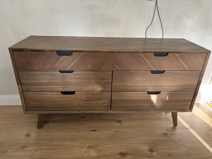 chest of drawers