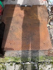 Sliding floor for back of crew cab/hilux