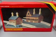 Hornby Town Station R.593 Model Train 00 Gauge Boxed complete - New Complete