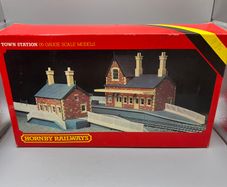 Hornby Town Station R.593 Model Train 00 Gauge Boxed complete - New Complete