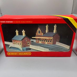 Hornby Town Station R.593 Model Train 00 Gauge Boxed complete - New Complete