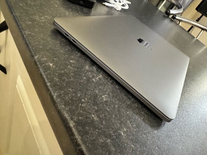 2022 M2 Chip MacBook PRO Retina display Mint condition