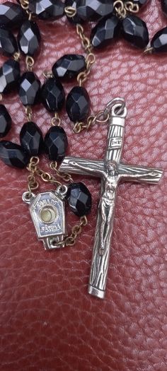 Vintage jewelry is sold individually for 5 to 10 euros