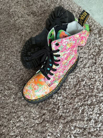 dr martens ladies size 5