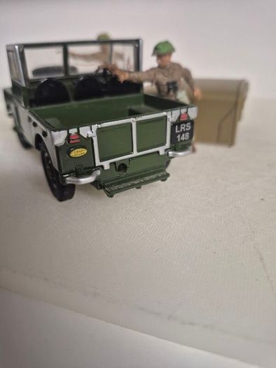 Britains deetail land rover & ww2 soldiers