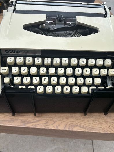 Brother De luxe manual typewriter