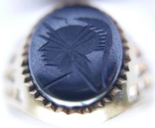 Vintage 9ct Yellow Gold Hallmarked Gents Oval Shape Black Onyx Ring size V - 2,8g