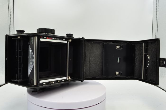 Yashica G 124 MAT TLR Camera Medium format 6x6 Film Roll- Good condition. -FULL SERVICE-