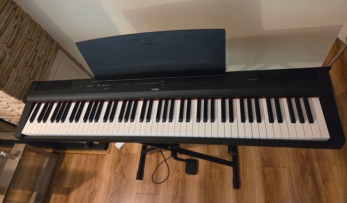 Yamaha P125 Digital Piano (Black)