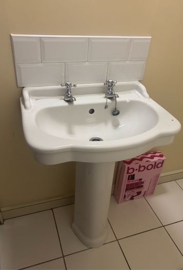 bathroom sinks x3 30euro each