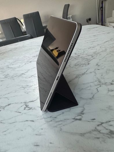 Apple iPad Air 5th Gen 2022 Starlight 256GB