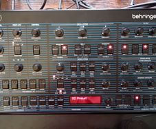 Behringer ub-xa d synthesizer