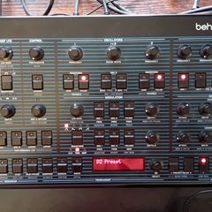 Behringer ub-xa d synthesizer