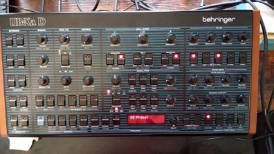 Behringer ub-xa d synthesizer