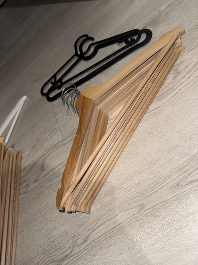 18 Clothes Hangers 15 Wooden + 3 Plastic
