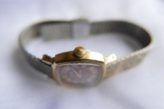 Vintage SEKONDA 1960/70s ladies wristwatch . Original Soviet production. Dial finished in burgundy and gold with black Roman numerals. Hand winding in full working order. Face showing 17 Jewels USSR. First class movement