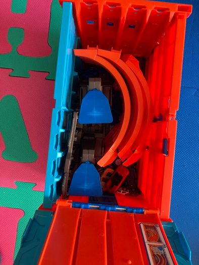 Hot Wheels Track Builder Race Crate with some cars