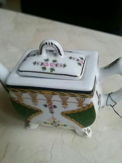The Miniature  Teapot  Collection.