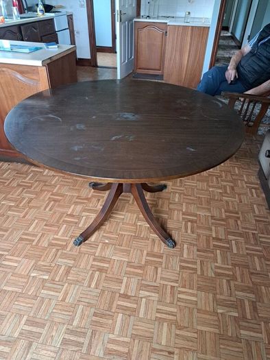 Expandable antique table