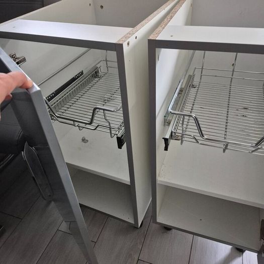 Kitchen cabinets+never used extractor