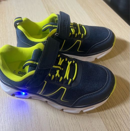 Brand new Navy GULLIVER kids runners with lights size UK 12-12.5 kids