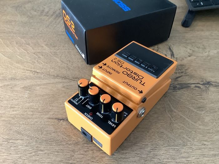 BOSS DS-2 Turbo Distortion effect pedal box