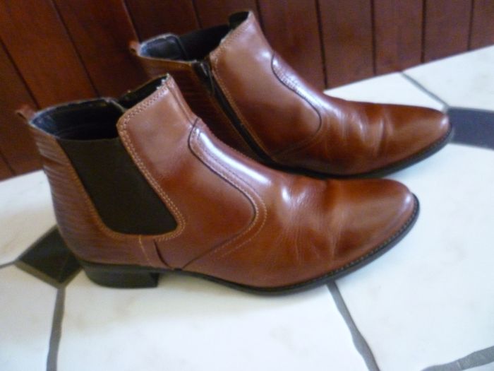 Brown Leather Chelsea Ladies Boots.  Side Zip. Colour Saddle Brown. Brand Ellen Blake.  Size Uk 6 / Eu 39.   In Very Good Condition. Quality Leather