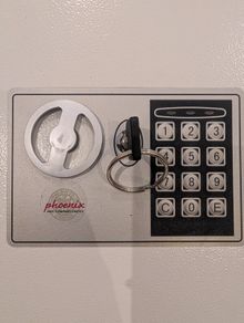 Electronic key safe with a numeric keypad